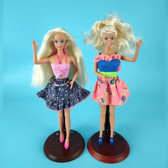 Mattel 90s 2 Superstar Barbie Dolls Bleach Blonde Hair Blue Purple Eyes +Outfits - Picture 2 of 12